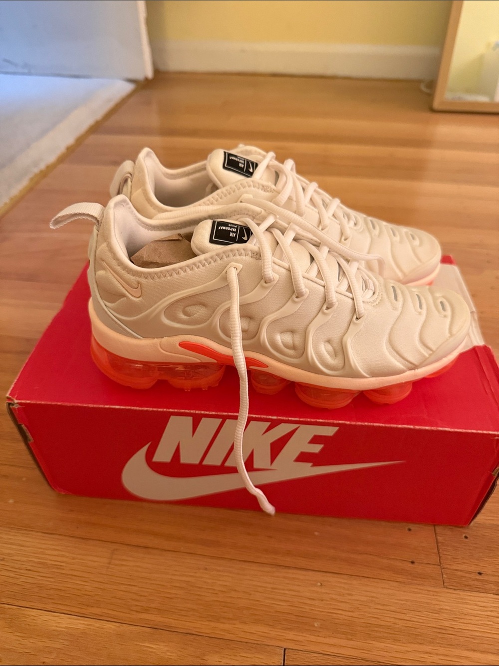 BNIB Women’s Nike Air Vapormax Plus Size 6 Phantom Crimson Tint